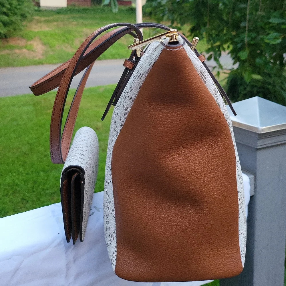 🔥SOLD🔥🌺Michael Kors🌺 CORALINE Large Logo and Leather Tote Bag & Wallet - Picture 5 of 16
